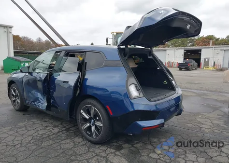 2025 BMW Ix xDrive50 z USA, uszkodzony, nr VIN WB523CF03SCU67273